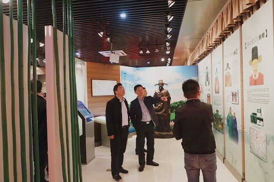 基地参观1.jpg